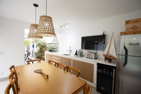 Casa à venda com 200m², 4 quartos e 2 vagas Casa à venda com 200m², 4 quartos e 2 vagaschurrasqueira jardim