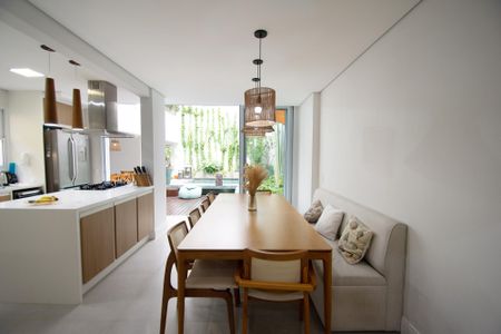 Casa à venda com 200m², 4 quartos e 2 vagas Casa à venda com 200m², 4 quartos e 2 vagassala de jantar