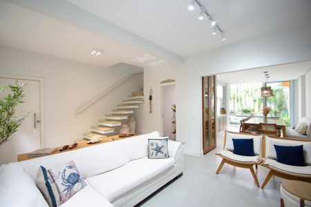 Casa à venda com 200m², 4 quartos e 2 vagas Casa à venda com 200m², 4 quartos e 2 vagassala de estar