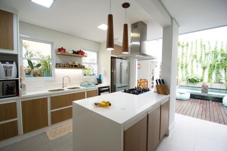 Casa à venda com 200m², 4 quartos e 2 vagas Casa à venda com 200m², 4 quartos e 2 vagascozinha