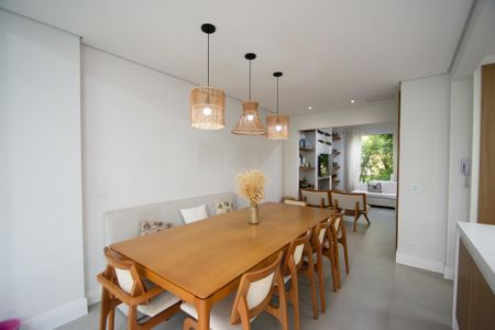 Casa à venda com 200m², 4 quartos e 2 vagas Casa à venda com 200m², 4 quartos e 2 vagassala de jantar