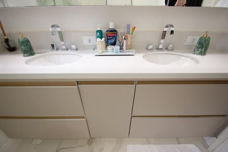 Casa à venda com 200m², 4 quartos e 2 vagas Casa à venda com 200m², 4 quartos e 2 vagasbanheiro quarto 1