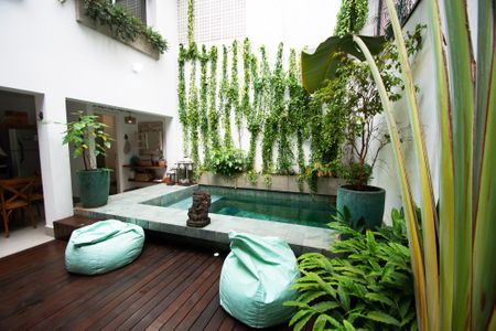 Casa à venda com 200m², 4 quartos e 2 vagas Casa à venda com 200m², 4 quartos e 2 vagaspiscina