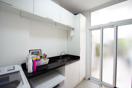 Casa à venda com 200m², 4 quartos e 2 vagas Casa à venda com 200m², 4 quartos e 2 vagaslavanderia