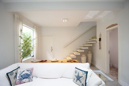 Casa à venda com 200m², 4 quartos e 2 vagas Casa à venda com 200m², 4 quartos e 2 vagassala de estar