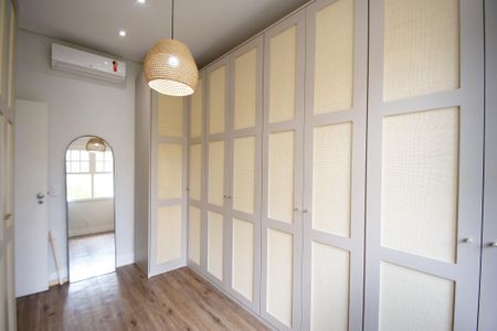 Casa à venda com 200m², 4 quartos e 2 vagas Casa à venda com 200m², 4 quartos e 2 vagasquarto 2 closet