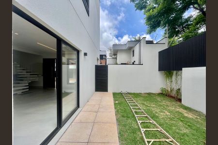 Casa de condomínio à venda com 173m², 3 quartos e 2 vagasQuintal