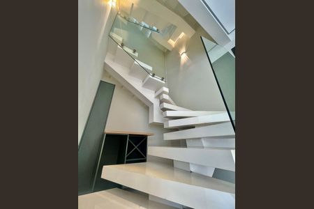 Casa de condomínio à venda com 173m², 3 quartos e 2 vagasEscada