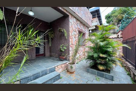 Casa à venda com 360m², 3 quartos e 1 vaga Casa à venda com 360m², 3 quartos e 1 vagavaranda