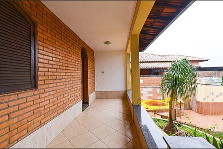 Casa à venda com 360m², 3 quartos e 2 vagas Casa à venda com 360m², 3 quartos e 2 vagasVaranda