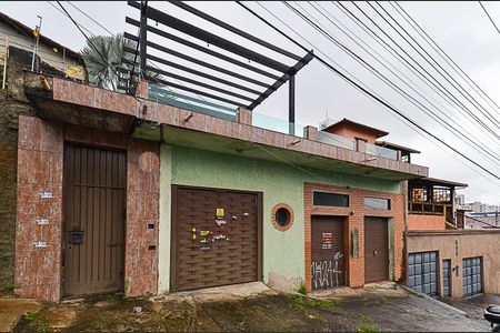 Casa à venda com 360m², 3 quartos e 2 vagas Casa à venda com 360m², 3 quartos e 2 vagasFachada
