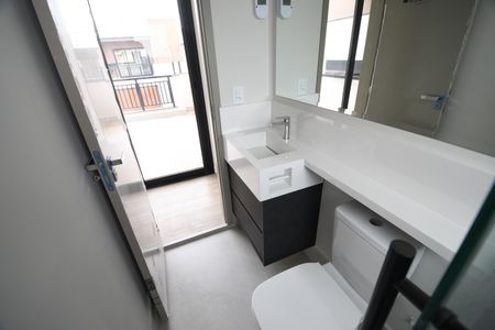 Casa de condomínio à venda com 158m², 3 quartos e 2 vagasBanheiro de serviço