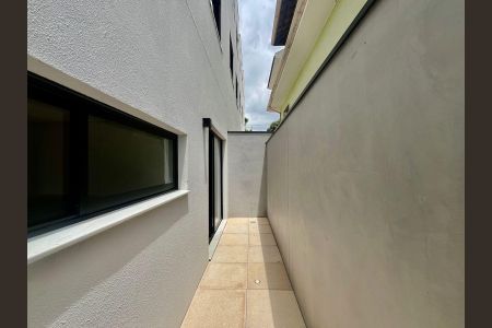 Casa de condomínio à venda com 158m², 4 quartos e 2 vagasCorredor Externo