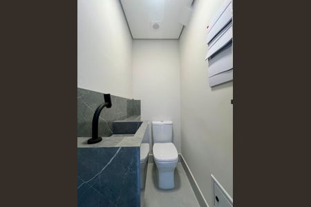 Casa de condomínio à venda com 158m², 4 quartos e 2 vagasLavabo