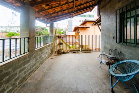 Casa à venda com 220m², 4 quartos e 2 vagas Casa à venda com 220m², 4 quartos e 2 vagasVaranda