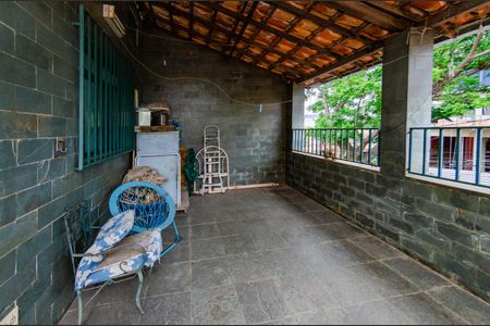 Casa à venda com 220m², 4 quartos e 2 vagas Casa à venda com 220m², 4 quartos e 2 vagasVaranda