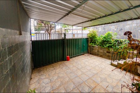 Casa à venda com 220m², 4 quartos e 2 vagas Casa à venda com 220m², 4 quartos e 2 vagasGaragem