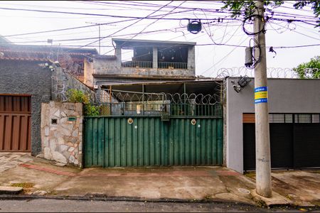 Casa à venda com 220m², 4 quartos e 2 vagas Casa à venda com 220m², 4 quartos e 2 vagasFachada