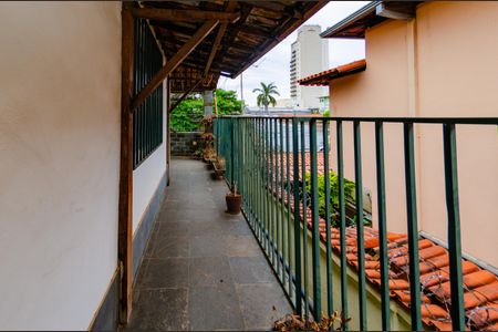 Casa à venda com 220m², 4 quartos e 2 vagas Casa à venda com 220m², 4 quartos e 2 vagasVaranda