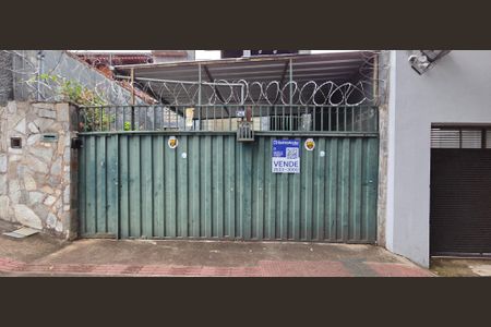 Casa à venda com 220m², 4 quartos e 2 vagas Casa à venda com 220m², 4 quartos e 2 vagasPlaquinha instalada