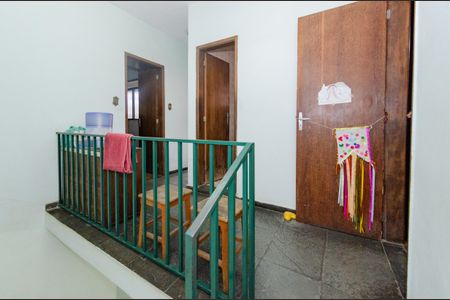 Casa à venda com 220m², 4 quartos e 2 vagas Casa à venda com 220m², 4 quartos e 2 vagasEscada