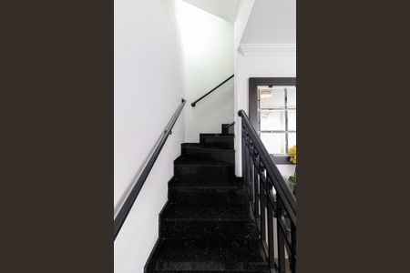 Casa de condomínio à venda com 140m², 3 quartos e 2 vagas Casa de condomínio à venda com 140m², 3 quartos e 2 vagasEscada