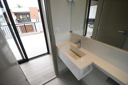 Casa de condomínio à venda com 158m², 3 quartos e 2 vagasBanheiro de serviço