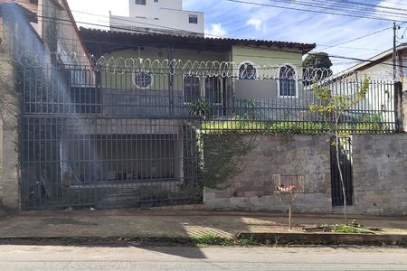 Casa à venda com 420m², 3 quartos e 3 vagas Casa à venda com 420m², 3 quartos e 3 vagasFachada