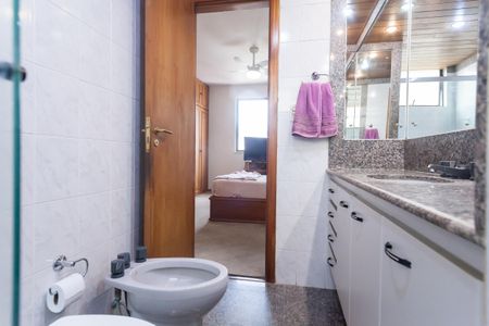 Apartamento à venda com 318m², 5 quartos e 3 vagasBanheiro suite 