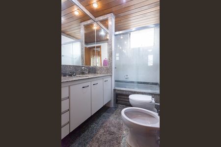 Apartamento à venda com 318m², 5 quartos e 3 vagasBanheiro suite 