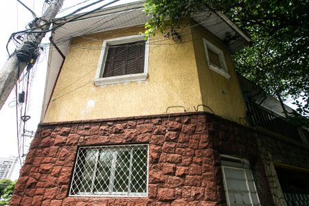 Casa à venda com 110m², 2 quartos e 1 vaga Casa à venda com 110m², 2 quartos e 1 vagaFachada