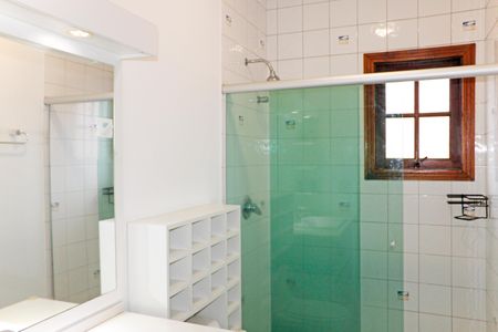 Casa de condomínio para alugar com 304m², 3 quartos e 4 vagasBanheiro da Suíte 1