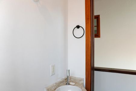 Casa de condomínio para alugar com 304m², 3 quartos e 4 vagasBanheiro 