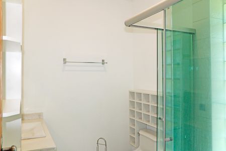 Casa de condomínio para alugar com 304m², 3 quartos e 4 vagasBanheiro da Suíte 3