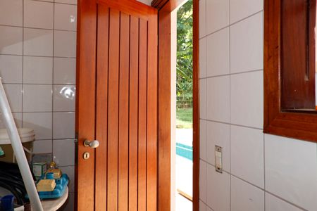 Casa de condomínio para alugar com 304m², 3 quartos e 4 vagasBanheiro de Serviço