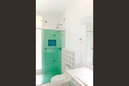 Casa de condomínio para alugar com 304m², 3 quartos e 4 vagasBanheiro da Suíte 2