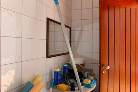 Casa de condomínio para alugar com 304m², 3 quartos e 4 vagasBanheiro de Serviço