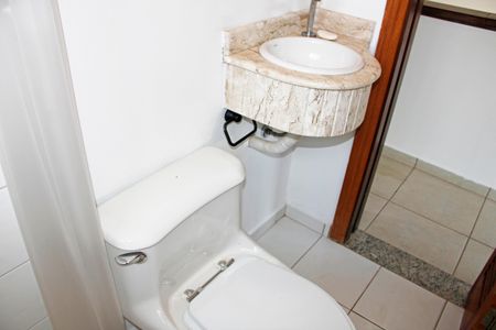 Casa de condomínio para alugar com 304m², 3 quartos e 4 vagasBanheiro 