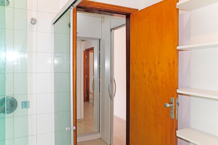 Casa de condomínio para alugar com 304m², 3 quartos e 4 vagasBanheiro da Suíte 3