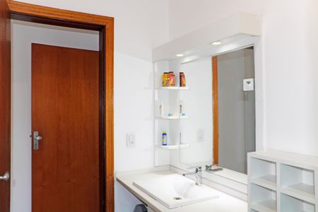 Casa de condomínio para alugar com 304m², 3 quartos e 4 vagasBanheiro da Suíte 1