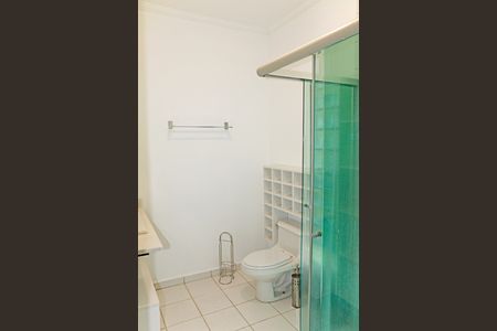 Casa de condomínio para alugar com 304m², 3 quartos e 4 vagasBanheiro da Suíte 3