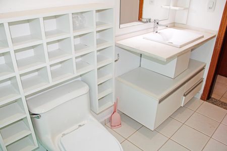 Casa de condomínio para alugar com 304m², 3 quartos e 4 vagasBanheiro da Suíte 2