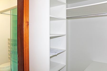 Casa de condomínio para alugar com 304m², 3 quartos e 4 vagasCloset Suíte 3