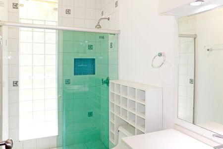 Casa de condomínio para alugar com 304m², 3 quartos e 4 vagasBanheiro da Suíte 2