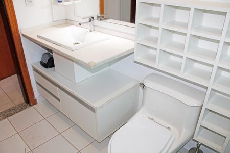 Casa de condomínio para alugar com 304m², 3 quartos e 4 vagasBanheiro da Suíte 1