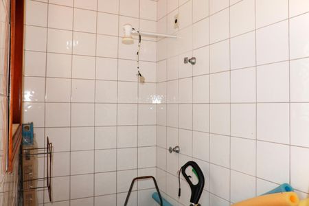 Casa de condomínio para alugar com 304m², 3 quartos e 4 vagasBanheiro de Serviço