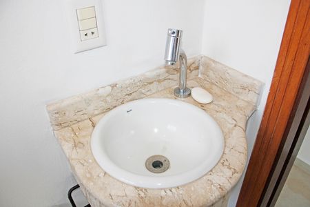 Casa de condomínio para alugar com 304m², 3 quartos e 4 vagasBanheiro 