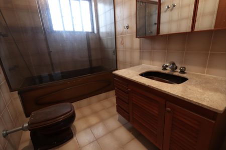 Casa para alugar com 500m², 3 quartos e 6 vagasBanheiro Social