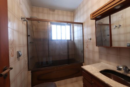 Casa para alugar com 500m², 3 quartos e 6 vagasBanheiro Social