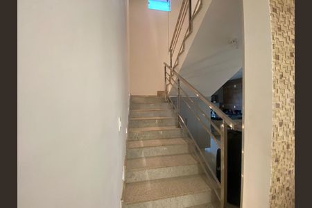 Casa para alugar com 2500m², 5 quartos e 8 vagasEscada